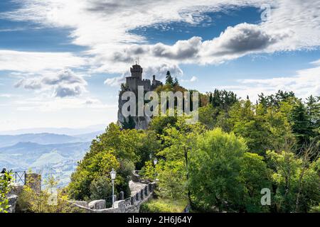 Saint-Marin, Saint-Marin - 14 octobre 2021 : le château Rocca della Guaita au sommet de la montagne, dans la capitale de Saint-Marin Banque D'Images