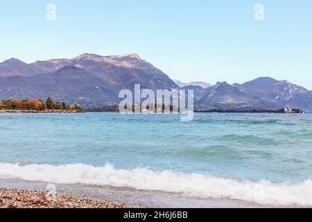 Plage d'automne sur le lac de Garde avec vue sur l'île de Little Rabbit Banque D'Images