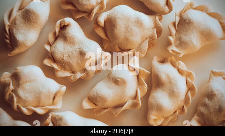 Vue de dessus de délicieux boulettes maison congelées.Pâte avec garniture intérieure.Cuisine russe.Produits semi-finis congelés. Banque D'Images