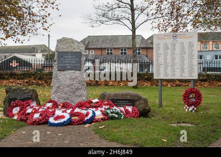 BIDEFORD, DEVON, ANGLETERRE - NOVEMBRE 15 : des couronnes de pavot placées hier pour honorer les morts le jour du souvenir. Banque D'Images
