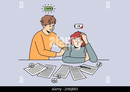 Concept de personnes à faible et pleine énergie.Jeune homme souriant avec batterie pleine énergie debout soutenant la femme fatiguée basse énergie stressée assis à la table illustration vectorielle Illustration de Vecteur