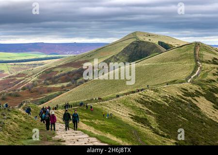 Le chemin de pierre menant de MAM Tor, avec une vue le long de la voie sur la Grande crête à Back Tor et à Lone Hill, dans le Peak District, Derbyshire. Banque D'Images