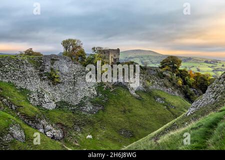 Les ruines du château de Peveril au-dessus de la grotte Dale près de Castleton dans le parc national de Peak District, Derbyshire.Prise juste après le lever du soleil. Banque D'Images