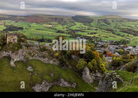 Les ruines du château de Peveril au-dessus de Cave Dale près de Castleton dans le parc national de Peak District, Derbyshire, Angleterre. Banque D'Images