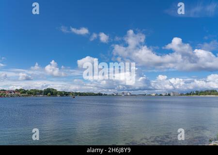 Vue sur le paysage du lac intérieur de Heiligenhafen sur la côte allemande de la mer Baltique Banque D'Images