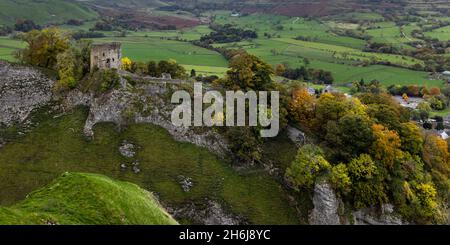 Les ruines du château de Peveril au-dessus de Cave Dale près de Castleton dans le parc national de Peak District, Derbyshire, Angleterre. Banque D'Images