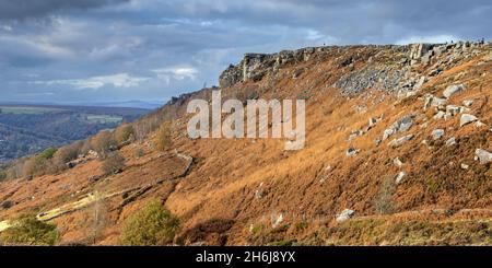Une vue automnale de Curbar Edge depuis Baslow Edge dans le parc national de Peak District, Derbyshire, Angleterre. Banque D'Images