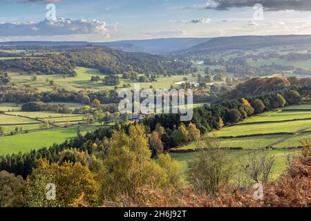 Une vue imprenable depuis le bout de Baslow Edge, le long de la vallée de Derwent, jusqu'à Chatsworth House, dans le parc national de Peak District, dans le Derbyshire. Banque D'Images