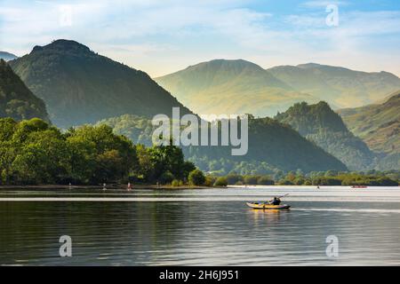 Lake District UK, vue sur un matin d'été de Derwent Water avec les hauts sommets de Borrowdale visible au sud du lac, Cumbria, Angleterre, Royaume-Uni Banque D'Images