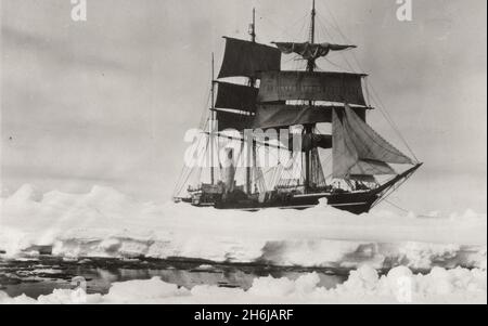 Le navire d'expédition en Antarctique du capitaine Scott Terra Nova dans la glace Banque D'Images