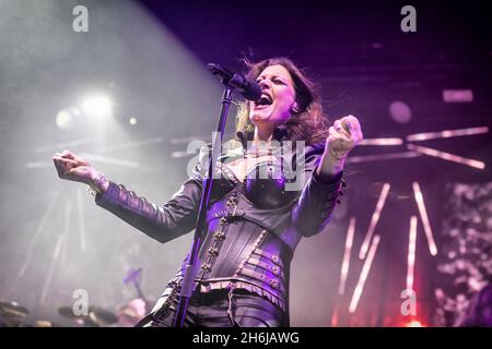 Oslo, Norvège.14 novembre 2021.Nightwish, le groupe de Metal symphonique finlandais, joue un concert à Oslo Spektrum à Oslo.Ici, le chanteur Floor Jansen est vu en direct sur scène.(Crédit photo: Gonzales photo - Terje Dokken). Banque D'Images