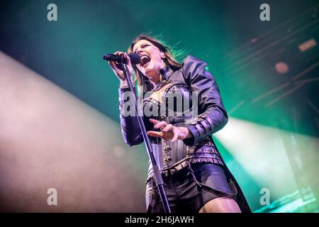 Oslo, Norvège.14 novembre 2021.Nightwish, le groupe de Metal symphonique finlandais, joue un concert à Oslo Spektrum à Oslo.Ici, le chanteur Floor Jansen est vu en direct sur scène.(Crédit photo: Gonzales photo - Terje Dokken). Banque D'Images