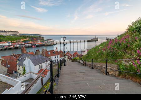 Une vue sur les 199 célèbres marches qui mènent au port de Whitby Banque D'Images