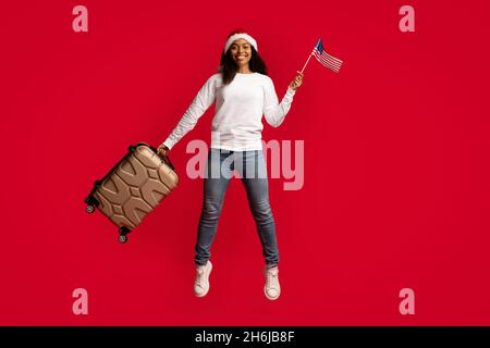 Une femme afro-américaine excitée avec le drapeau américain Banque D'Images