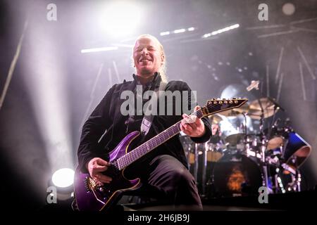 Oslo, Norvège.14 novembre 2021.Nightwish, le groupe de Metal symphonique finlandais, joue un concert à Oslo Spektrum à Oslo.Ici, le guitariste Emppu Vuorinen est vu en direct sur scène.(Crédit photo: Gonzales photo - Terje Dokken). Banque D'Images