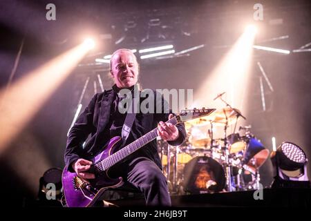 Oslo, Norvège.14 novembre 2021.Nightwish, le groupe de Metal symphonique finlandais, joue un concert à Oslo Spektrum à Oslo.Ici, le guitariste Emppu Vuorinen est vu en direct sur scène.(Crédit photo: Gonzales photo - Terje Dokken). Banque D'Images