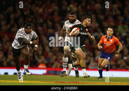 Cardiff, Royaume-Uni.14 novembre 2021.Willis Halaholo du pays de Galles en action (r).Rugby Autumn Nations Series Match, pays de Galles v Fidji au stade de la Principauté à Cardiff le dimanche 14 novembre 2021. photo par Andrew Orchard/Andrew Orchard photographie sportive crédit: Andrew Orchard photographie sportive/Alamy Live News Banque D'Images