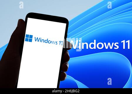 Espagne.16 novembre 2021.Le nouveau logo Microsoft OS Windows 11 est visible sur l'écran d'un téléphone mobile et l'affichage d'un ordinateur portable à Barcelone, Espagne, le 16 novembre 2021 (photo par Davide Bonaldo/Sipa USA) crédit: SIPA USA/Alay Live News Banque D'Images
