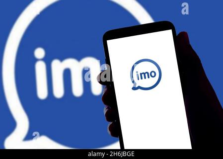 Espagne.16 novembre 2021. Le logo IMO de l'application d'appel et de chat vidéo en ligne est visible sur l'écran d'un téléphone mobile et l'affichage d'un ordinateur portable à Barcelone, Espagne, le 16 novembre 2021 (photo par Davide Bonaldo/Sipa USA) crédit: SIPA USA/Alay Live News Banque D'Images