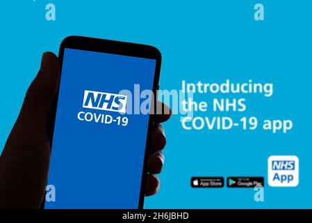 Espagne.16 novembre 2021.L'application britannique NHS, le système national de santé, utilisé pour le contrôle de la diffusion covid19, est vu sur l'écran d'un téléphone mobile et l'affichage d'un ordinateur portable à Barcelone, Espagne, le 16 novembre 2021 (photo par Davide Bonaldo/Sipa USA) crédit: SIPA USA/Alay Live News Banque D'Images