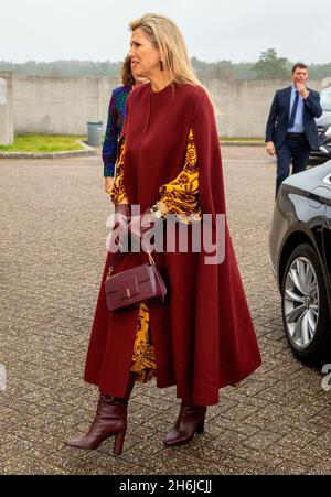 Apeldoorn, Niederlande.16 novembre 2021.La reine Maxima des pays-Bas arrive à radio Kootwijk à Apeldoorn, le 16 novembre 2021, pour distribuer le Prins Bernhard Cultuurfonds prijs 2021 uit aan IVN Natuureducatie crédit: Albert Nieboer/Netherlands OUT/point de vue OUT/dpa/Alay Live News Banque D'Images