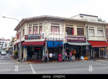 Une rangée de magasins sur Serangoon Road à Little India, Singapour avec Suriya Restaurant et Arulmani Gold et des gens qui attendent à un passage piéton. Banque D'Images