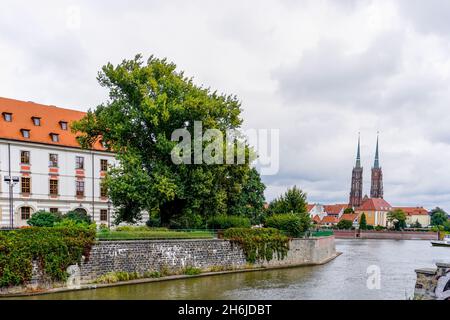 Wroclaw, Pologne - 17 septembre 2021 : vue sur la cathédrale et la rivière Oder dans le centre-ville historique de Wroclaw Banque D'Images