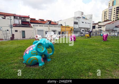 Small Open Park at Hindoo Road est un parc public avec des sculptures d'éléphants colorées à Little India, Singapour. Banque D'Images