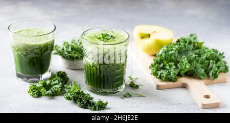 Smoothie vert sain, jus de détox avec concombre de céleri de pomme kale.Orientation de la bannière Web Banque D'Images