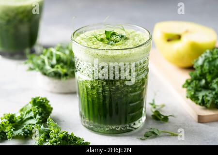 Detox Green Smoothie avec Kale en verre vue rapprochée Banque D'Images