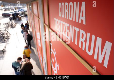 Dresde, Allemagne.16 novembre 2021.Personnes se tenant à l'extérieur d'un centre de test Corona.Credit: Sebastian Kahnert/dpa-Zentralbild/dpa/Alay Live News Banque D'Images