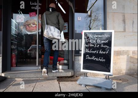 Dresde, Allemagne.16 novembre 2021.Un panneau en face d'une boutique de boucher indique la règle 2G.Credit: Sebastian Kahnert/dpa-Zentralbild/dpa/Alay Live News Banque D'Images