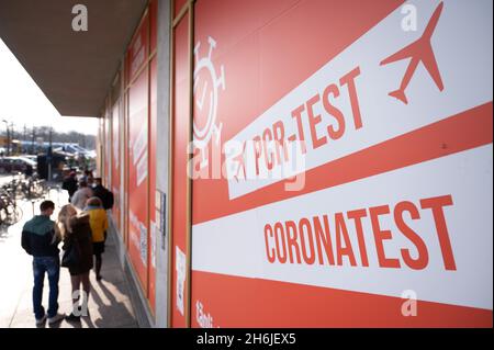 Dresde, Allemagne.16 novembre 2021.Personnes se tenant à l'extérieur d'un centre de test Corona.Credit: Sebastian Kahnert/dpa-Zentralbild/dpa/Alay Live News Banque D'Images