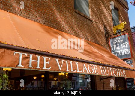 Auvents bruns au-dessus du magasin de charcuterie locale 'The Village Butcher' à Woodstock, Vermont, Nouvelle-Angleterre, États-Unis Banque D'Images