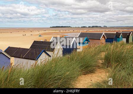 Cabanes de plage et plage à marée basse à Wells près de la mer, Norfolk Nord, Angleterre. Banque D'Images