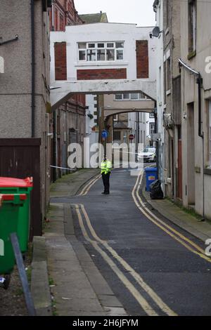 Morecambe, Royaume-Uni.16 novembre 2021.Un garçon de 13 ans de Lancaster a été arrêté pour avoir été soupçonné de tentative de meurtre et reste en détention pendant que,La police du Lancashire continue d'examiner la scène des dernières nuits de fusillade à Morecambe après avoir signalé qu'un bras d'incendie avait été libéré peu avant 6.00 heures la victime a été emmenée à l'hôpital où son état a été décrit comme une coïncidence grave mais stable que l'incident a eu lieu là où des scènes de labay où filmé Credit: PN News/Alay Live News Banque D'Images