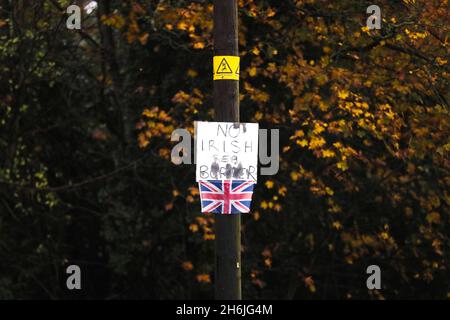 Étiquette anti-frontière de la mer d'Irlande et petit drapeau de l'Union attachée à un lampadaire à Bangor, en Irlande du Nord, en opposition au Protocole d'Irlande du Nord. Banque D'Images