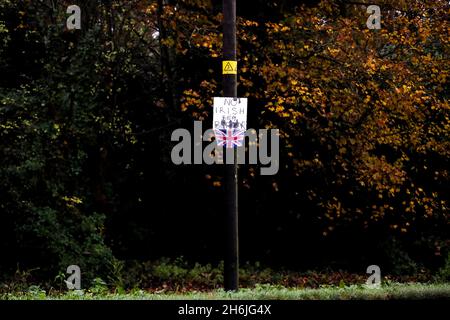 Étiquette anti-frontière de la mer d'Irlande et petit drapeau de l'Union attachée à un lampadaire à Bangor, en Irlande du Nord, en opposition au Protocole d'Irlande du Nord. Banque D'Images