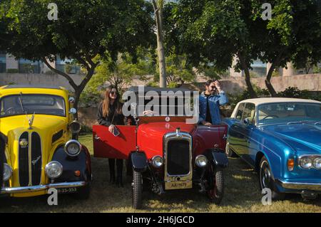 Des voitures de montage sont exposées lors d'un spectacle organisé par le Vintage and Classic car Club du Pakistan à Islamabad, Pakistan, 16 novembre 2021.Plus de Banque D'Images