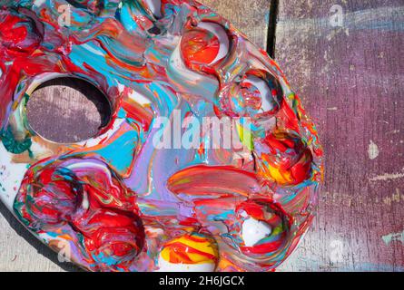 Une palette de peinture d'artiste avec une peinture acrylique multicolore mixte Banque D'Images