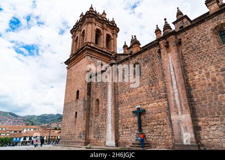 Vue sur Cusco et la cathédrale de Cusco.Mur de briques et la croix noire de la cathédrale de Cusco ou de la cathédrale de Saint-Domingue ou de la cathédrale de Basillica Banque D'Images