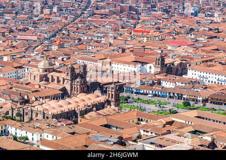 Vue aérienne de la ville de Cusco, Pérou.Vue sur la Plaza de armas, Coricancha, iglesia de la Compania de Jesus, l'église de Saint-Domingue et le paysage urbain de Cus Banque D'Images