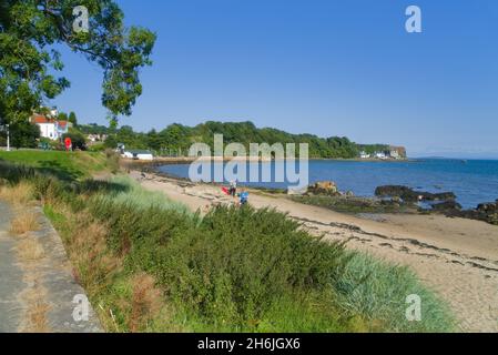 En regardant vers l'est le long de la plage de sable noir d'Aberdour, vers le port d'Aberdour.Estuaire du Forth.Fife Coast, Coastal, Path, Fife et Kinross, Écosse,royaume-uni Banque D'Images