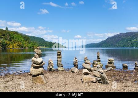 Vue sur le Loch Ness depuis la rive sud à fort Augustus, piles de pierre, piles, cairns, Inverness,Loch Ness, Highland, Écosse, Royaume-Uni Banque D'Images