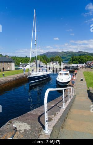 Vue sur les célèbres écluses sur le canal calédonien, à fort Augustus. Bateaux venant du Loch Ness.Inverness, Highland, Écosse, Royaume-Uni Banque D'Images