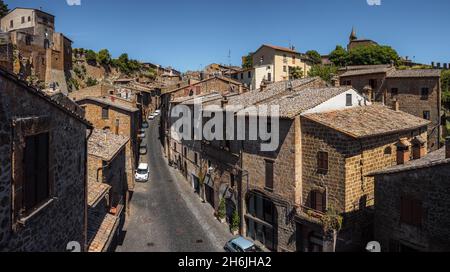 Vue panoramique sur l'une des rues principales d'Orvieto, Ombrie, Italie, Europe Banque D'Images