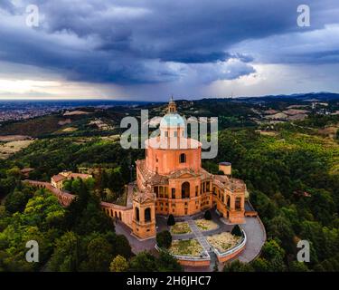 Sanctuaire de Madonna di St. Luca, le symbole de Bologne, au coucher du soleil pendant une tempête, Bologne, Émilie-Romagne, Italie, Europe Banque D'Images