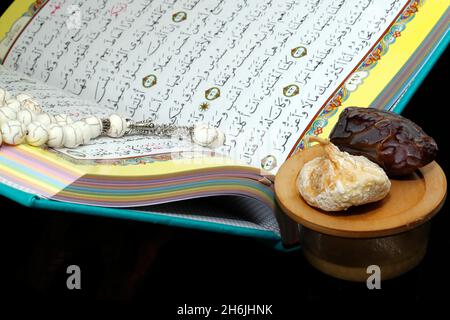 Livre du Saint Coran avec perles de prière et date, concept du Ramadan, religion et foi musulmanes, France, Europe Banque D'Images
