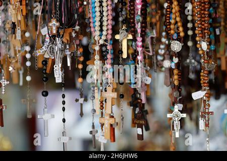 Boutique de souvenirs avec perles Rosary et médailles religieuses, Sanctuaire de Fatima, Centro, Portugal, Europe Banque D'Images