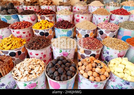Épices arabes exposées dans un magasin du souk épicé de Deira, Dubaï, Émirats arabes Unis, Moyen-Orient Banque D'Images